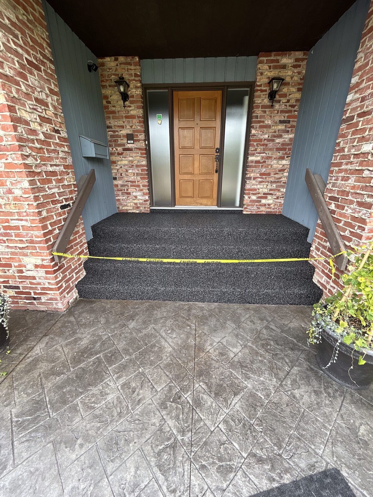 Rubber-coated front entrance steps